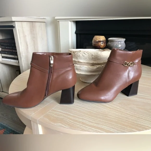 Liz Claiborne|NWOT Faux brown leather booties with chunky block heel•••Size 10W - Picture 5 of 12